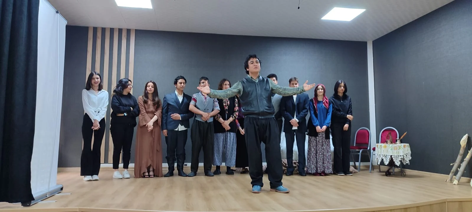 Öğrencilerden Müthiş Tiyatro Performansı
