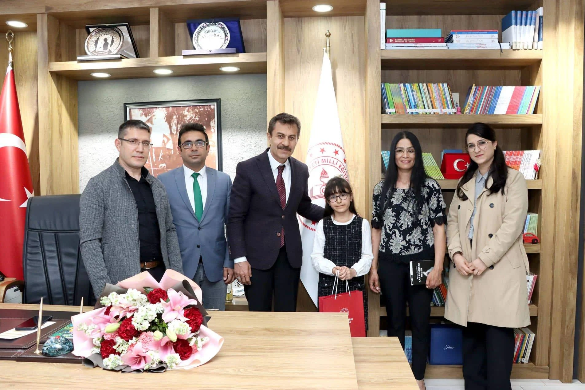 Minik yazar kitabını milli eğitim müdürü Aslana taksim etti