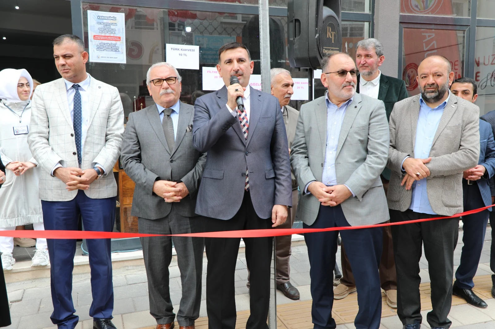 Bir El De Sen Uzat Derneği hayır kermesi açtı