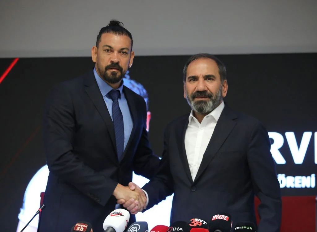 Servet Hoca resmi olarak Sivassporda…