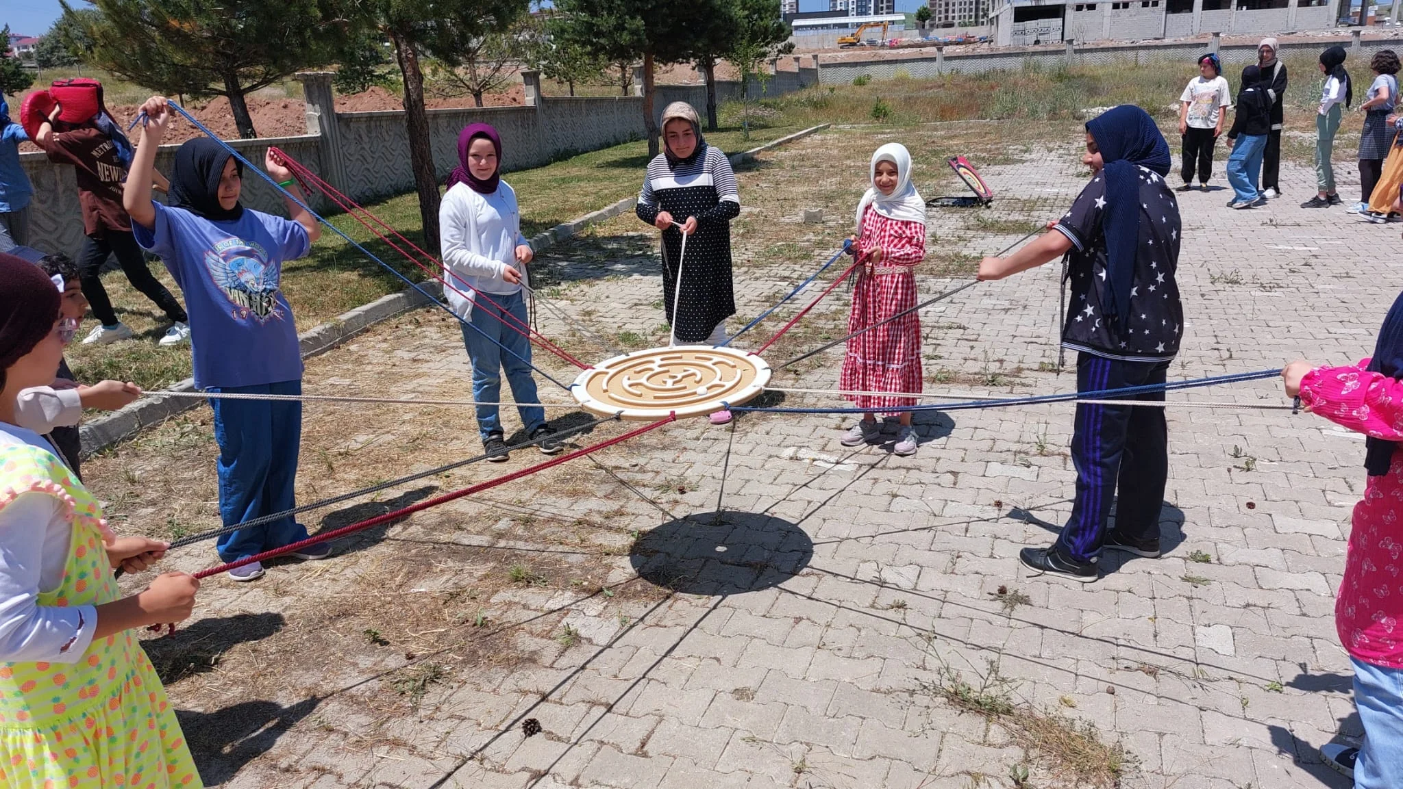 Çocuklar Yaz Kur’an Kurslarında hem eğleniyor hem öğreniyor.