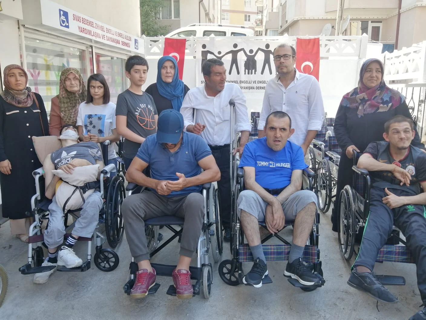 Yürüme engellilere tekerlekli sandalye dağıtımı yapıldı