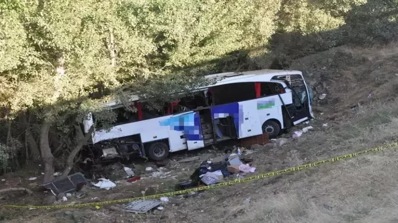 Yolcu otobüsü devrildi: 12 ölü