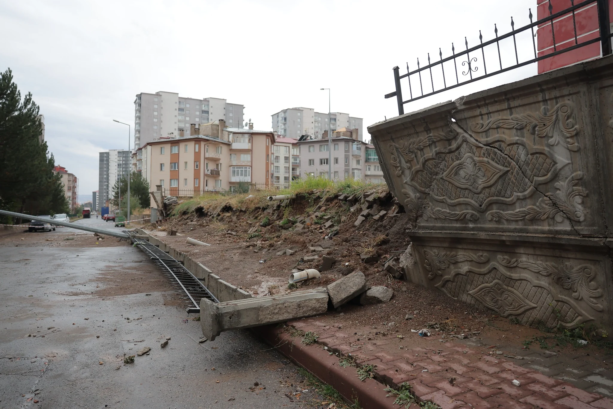 Etkili yağış istinat duvarını yıktı