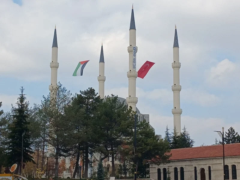 Sivas Merkez Caminin minaresinde Filistin Bayrağı ve Türk Bayrağı yan yana…