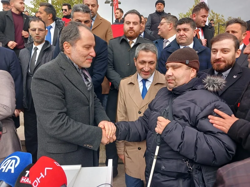 Sivas’ta görme engelli yazardan Fatih Erbakan‘a kitap hediye edildi.