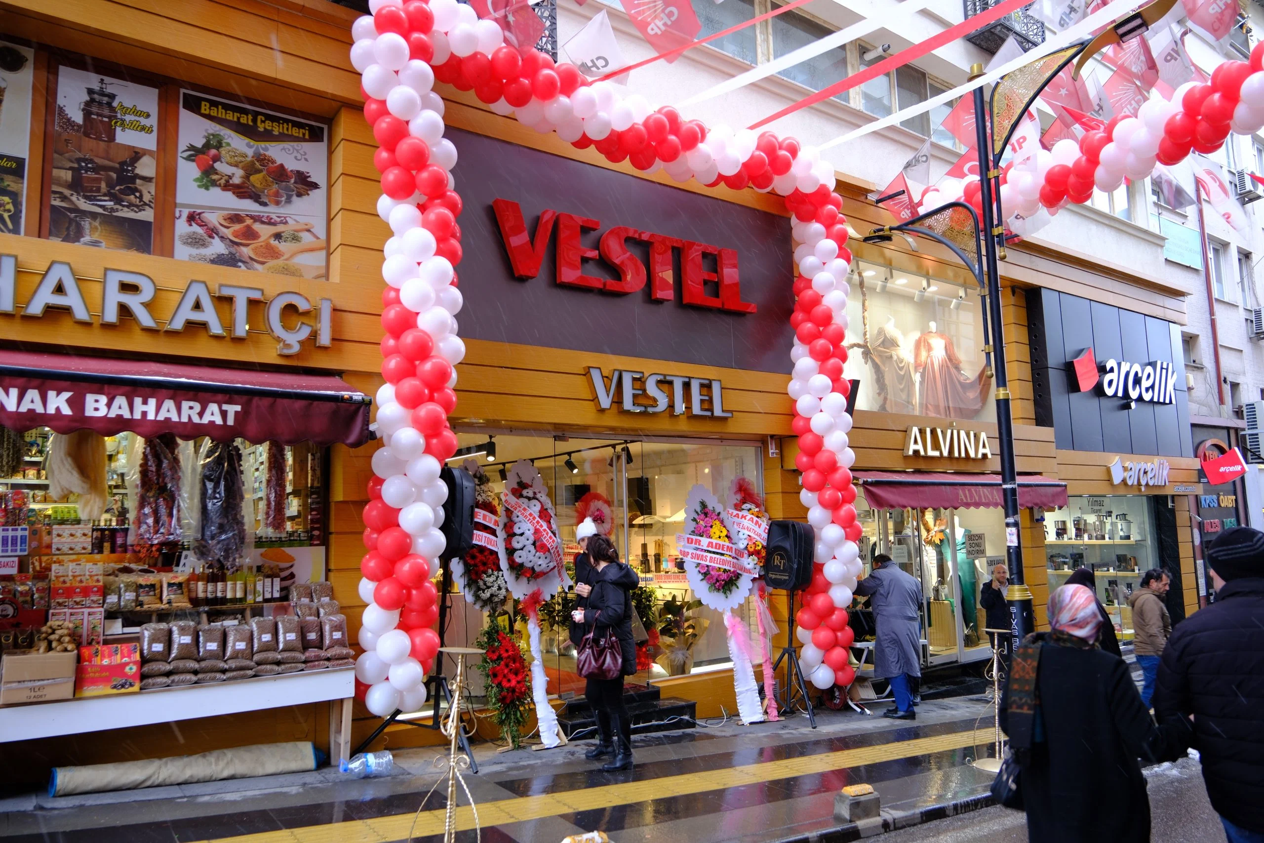 Çevik Vestel Bayisinin açılışı görkemli törenle yapıldı. Açılışı Genel Başkan Ali Babacan yaptı