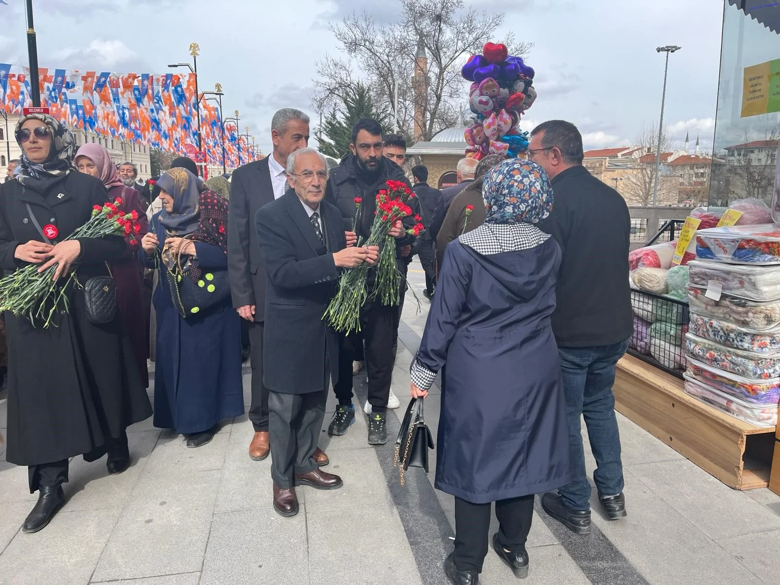 Zeki Kılıç’tan Hanımlara Karanfil