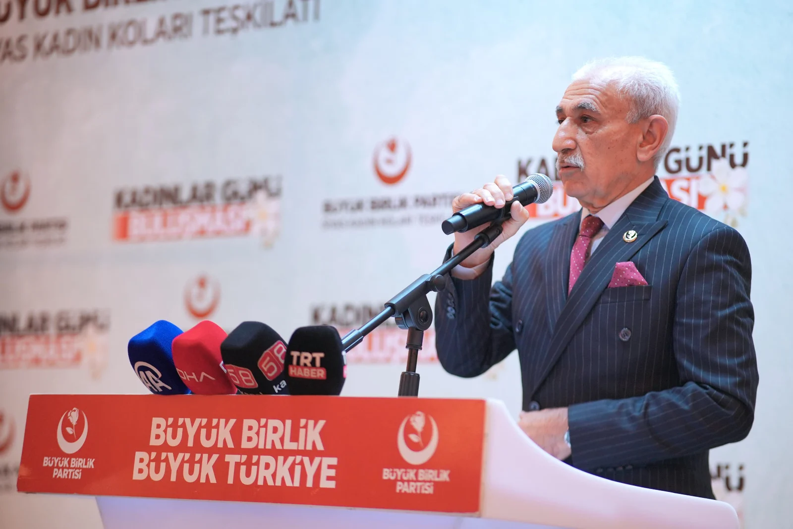 Polat, “ Okullara siyasetin sokulması çok tehlikeli”