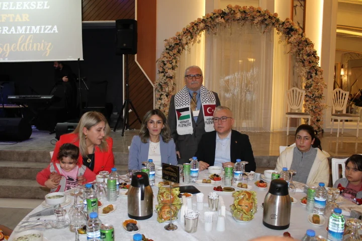 Bir El De Sen Uzat Gönüllüleri, İhtiyaç Sahibi Ailelerle İftarda Buluştu