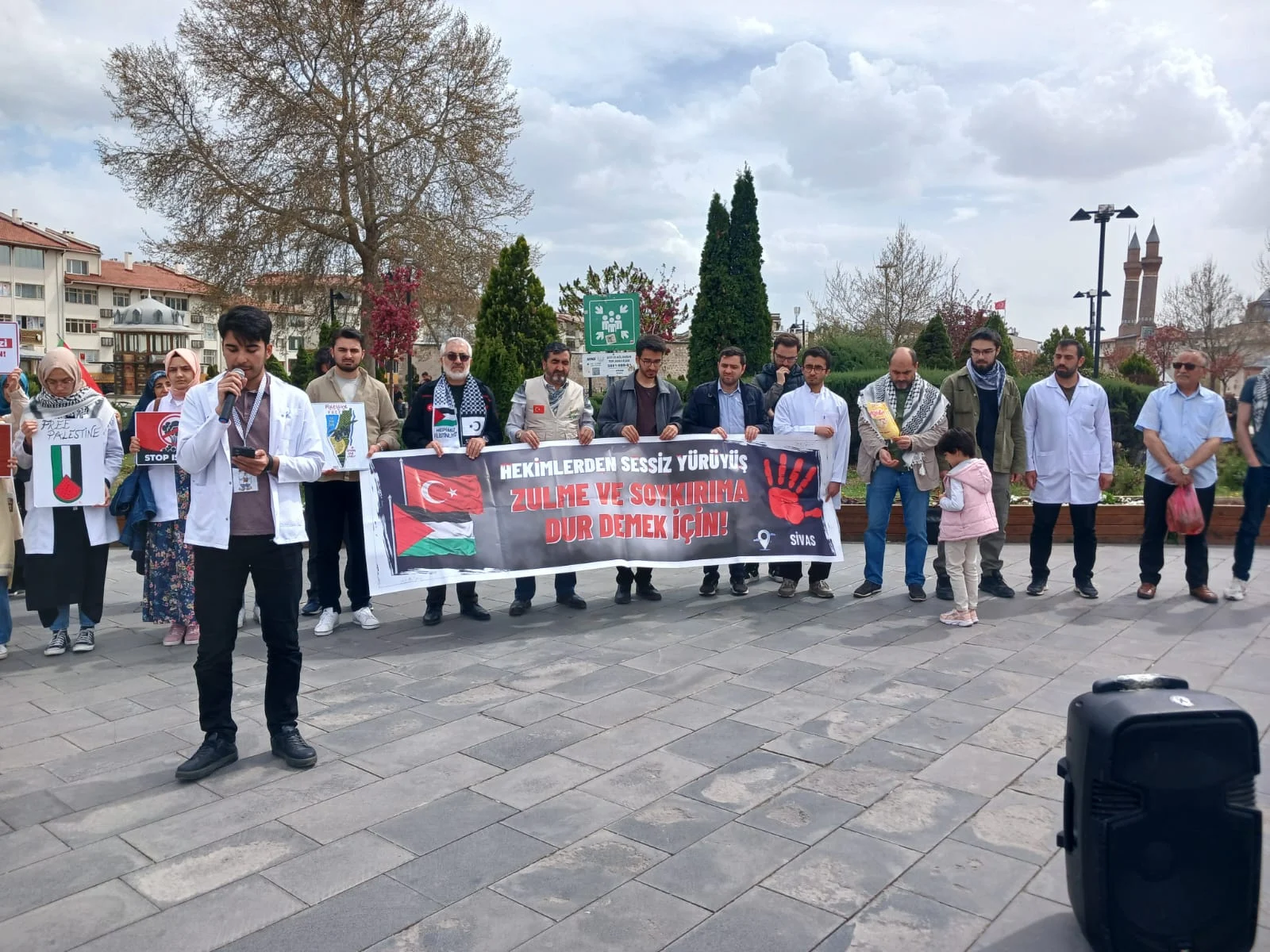 Hekimlerden Sessiz Yürüyüş: İsrail’in Vurduğu Hastanelere Tepki Büyüyor