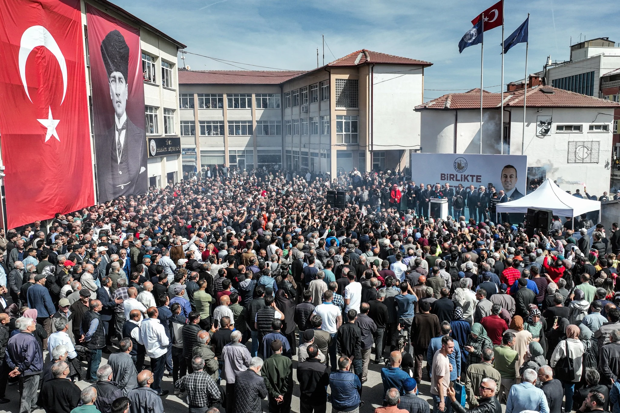 Başkan Uzun, Belediye binasından halka seslendi
