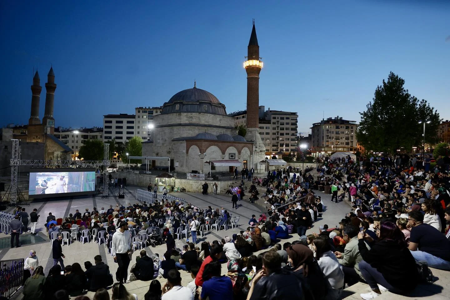Başkan Uzun ve Vali Şimşek, Açık Hava Film Gösterimine Katıldı