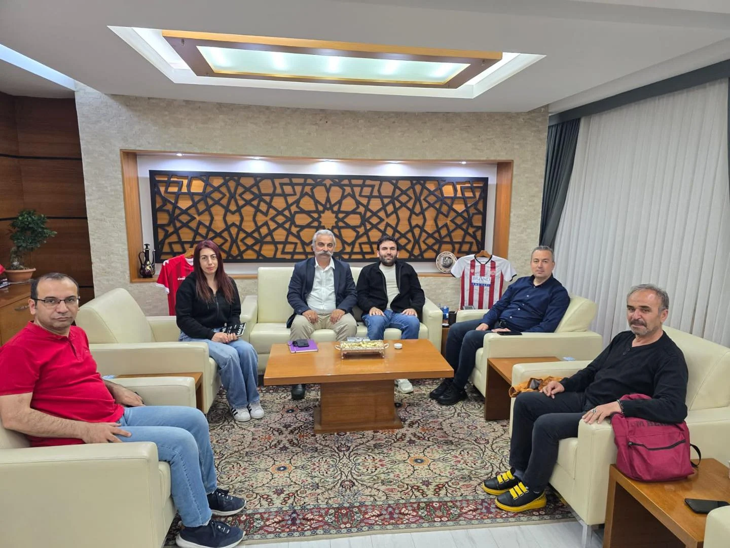 Başkan Uzun yurt dışı dönüşü dinlenmeden çalışmalarına başladı