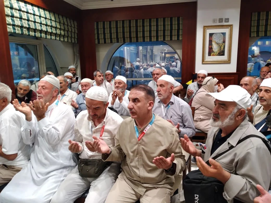 Sivaslı hacılar Medine’de karşılandı. Duygusal anlar yaşandı