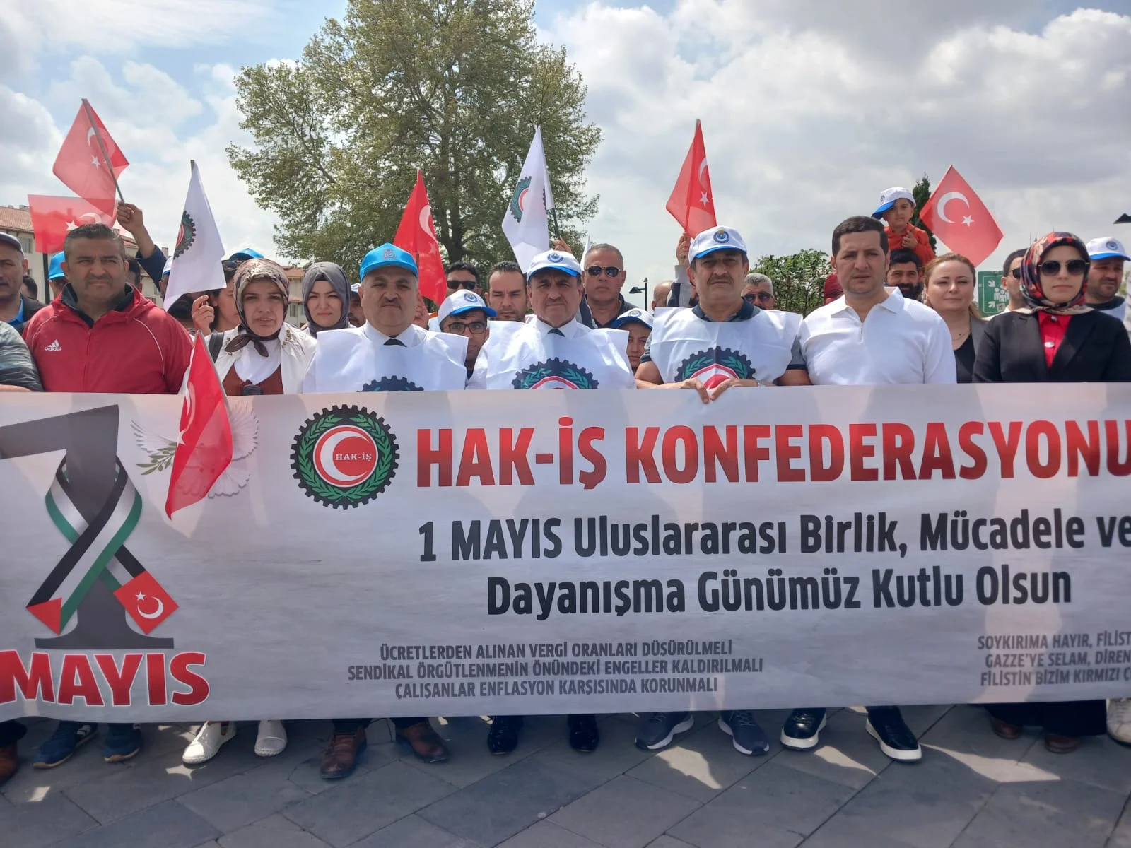 Hak-iş, işçiler için Meydanlarda taleplerini haykırdı