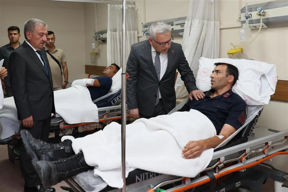 Vali Şimşek Kaza yapan askerleri ziyaret etti