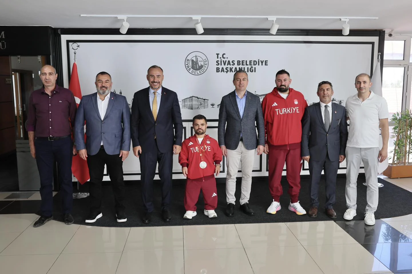 Sivaslı Paralimpik Sporcusu Abdullah Kayapınar’dan Büyük Başarı: Gümüş Madalya ile Döndü