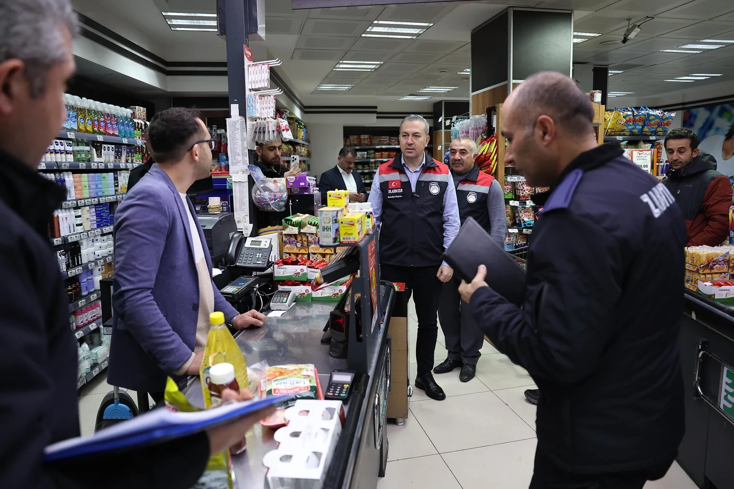 Başkan Dr. Adem Uzun Market Denetimlerine Katıldı: “Halkımızın Sağlığı ve Hakkı Önceliğimizdir”