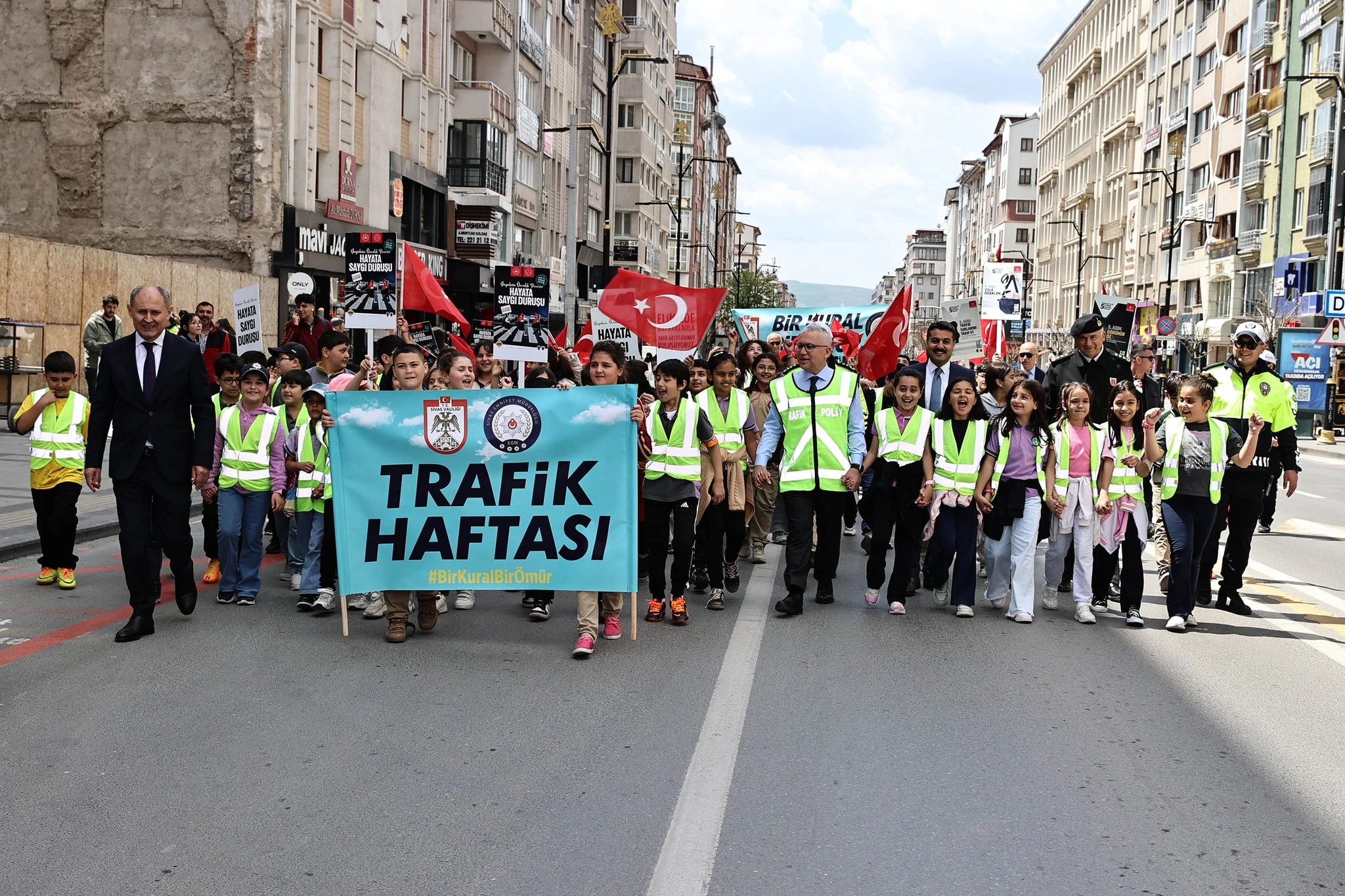 Vali Yılmaz Şimşek’ten Karayolu Trafik Haftası’nda Anlamlı Ziyaret