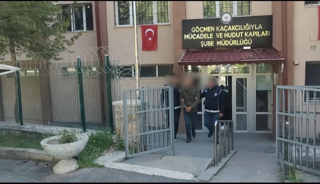 SİVAS’TA GÖÇMEN KAÇAKÇILIĞINA GEÇİT YOK: 3 OPERASYONDA 22 YABANCI YAKALANDI
