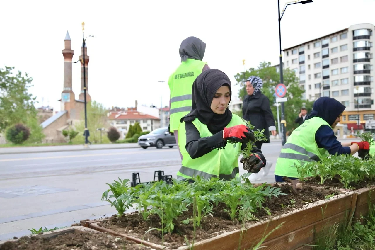 SİVAS’IN CADDE VE SOKAKLARINA KADIN ELİ DEĞDİ