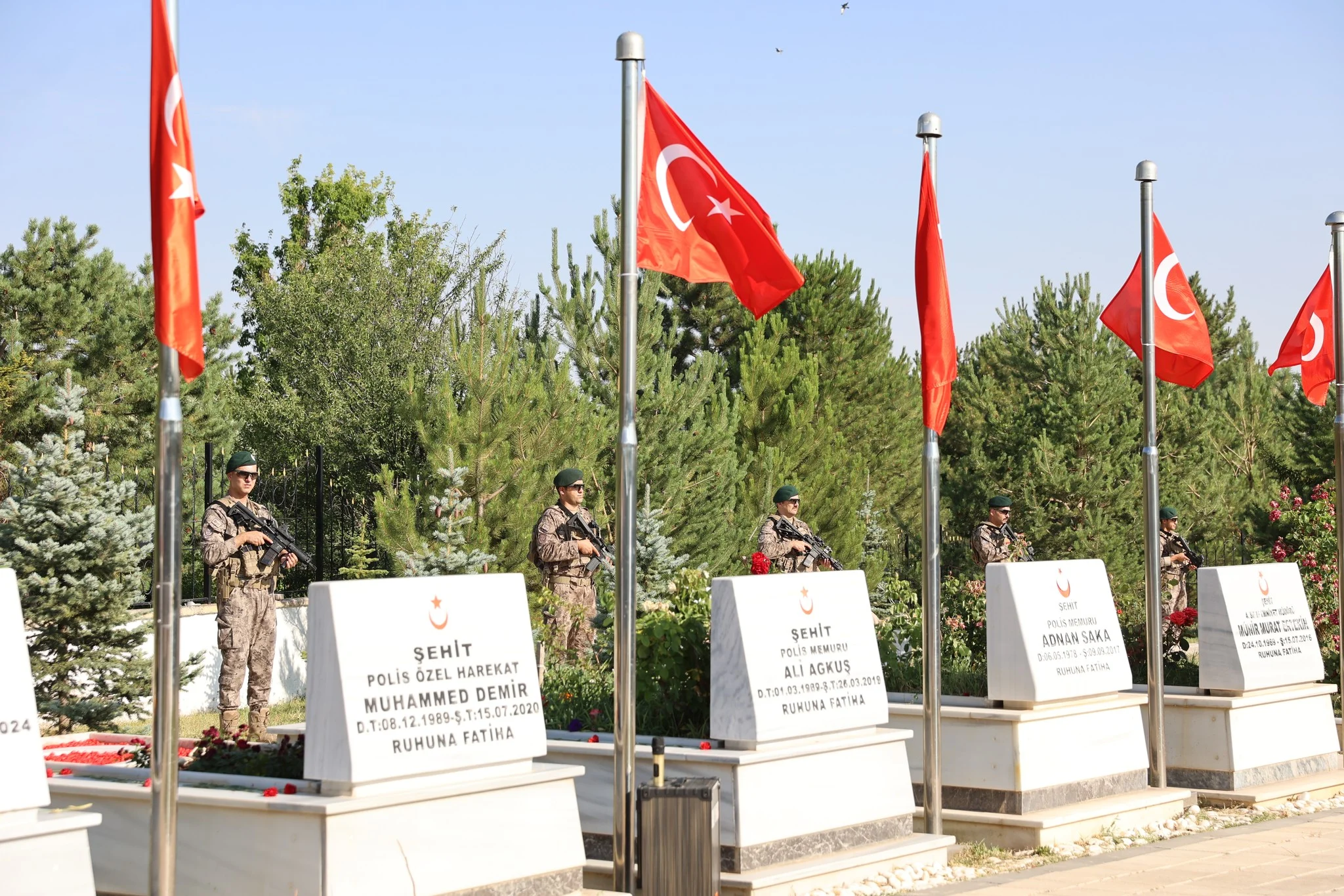 VALİ ŞİMŞEK VE PROTOKOL, ŞEHİT KABİRLERİNİ ZİYARET ETTİ