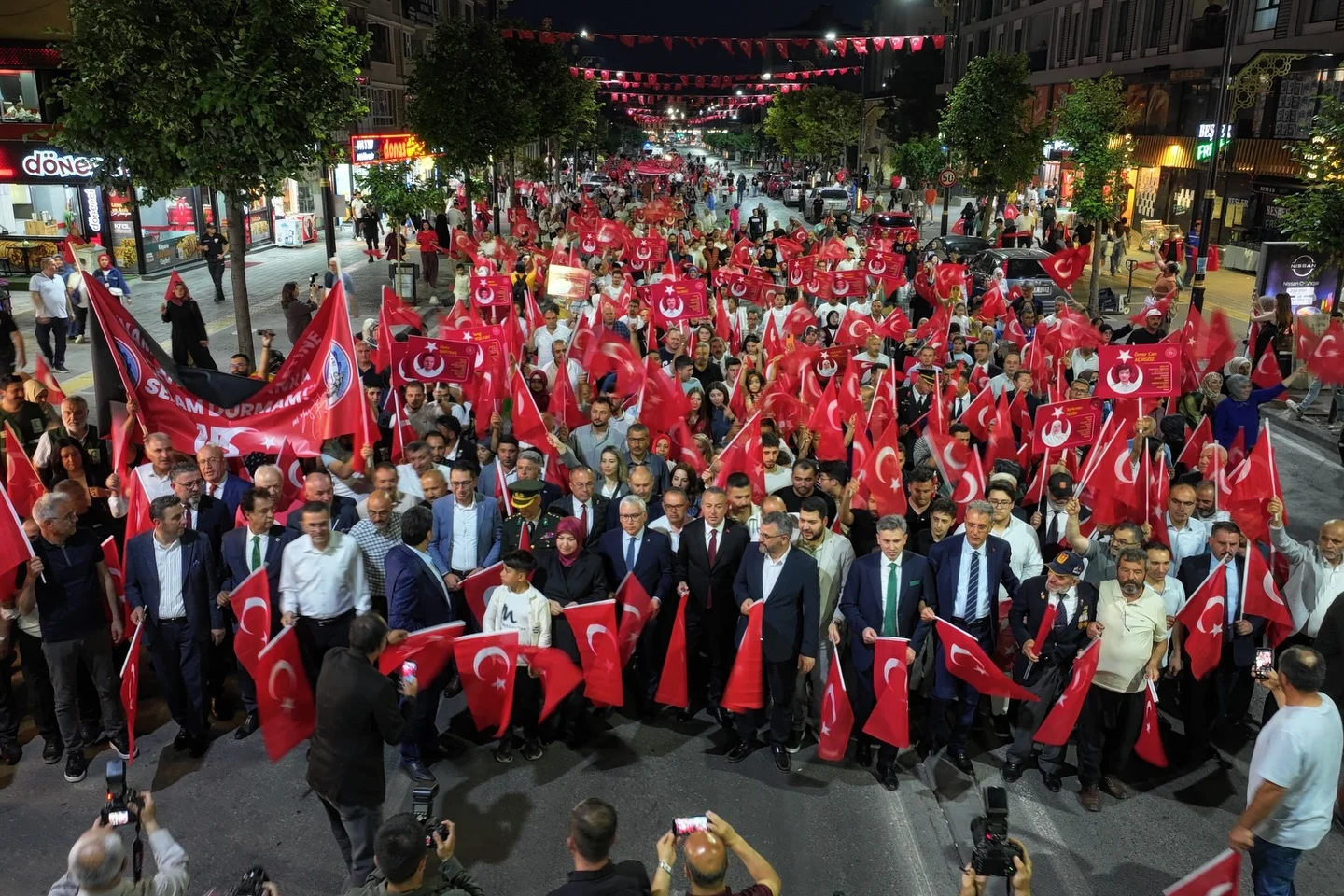 SİVAS’TA 15 TEMMUZ YÜRÜYÜŞÜ: BİNLER TEK YÜREK OLDU