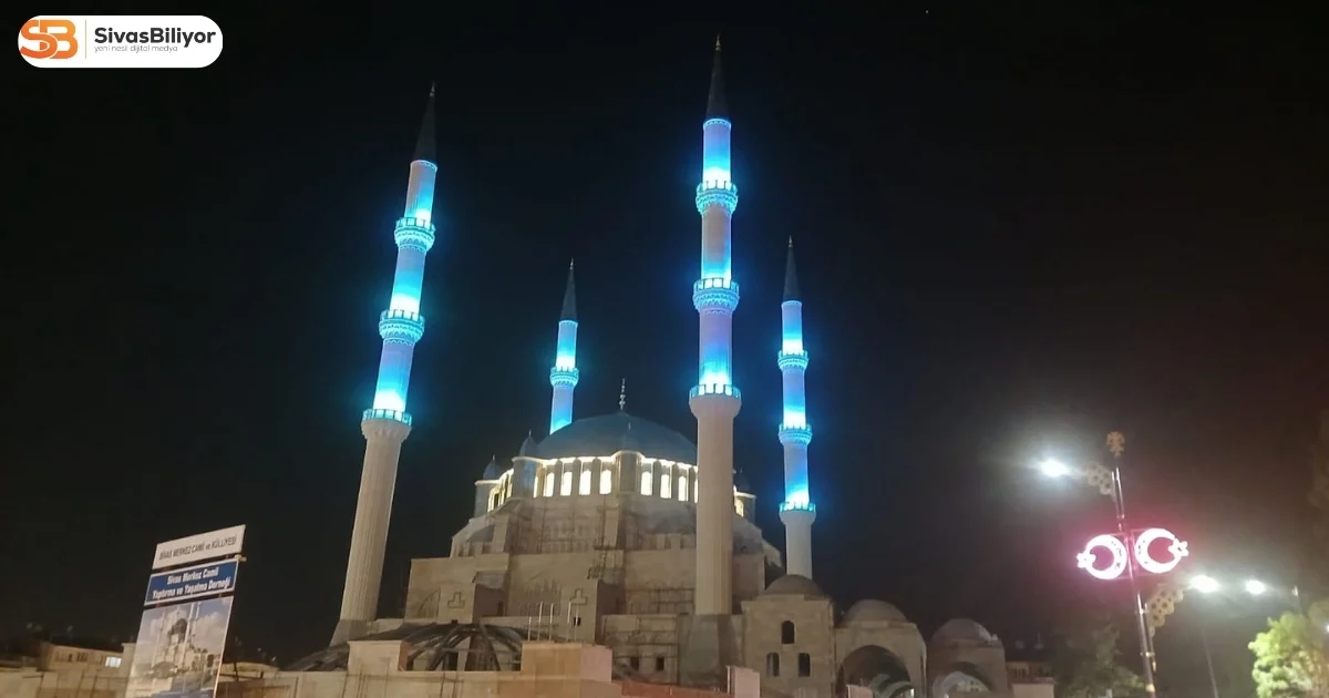 SİVAS MERKEZ CAMİ’NİN IŞIKLANDIRILAN MİNARELERİ GECELERE IŞIK SAÇIYOR