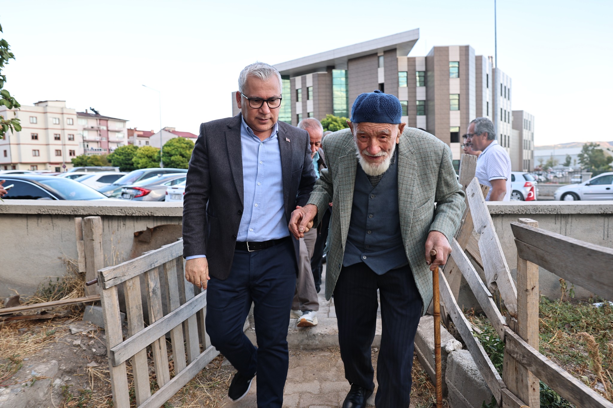 VALİ ŞİMŞEK’TEN 98 YAŞINDAKİ ULU ÇINARA ZİYARET: “KAYA AMCAYA SAĞLIKLI ÖMÜRLER DİLİYORUM”