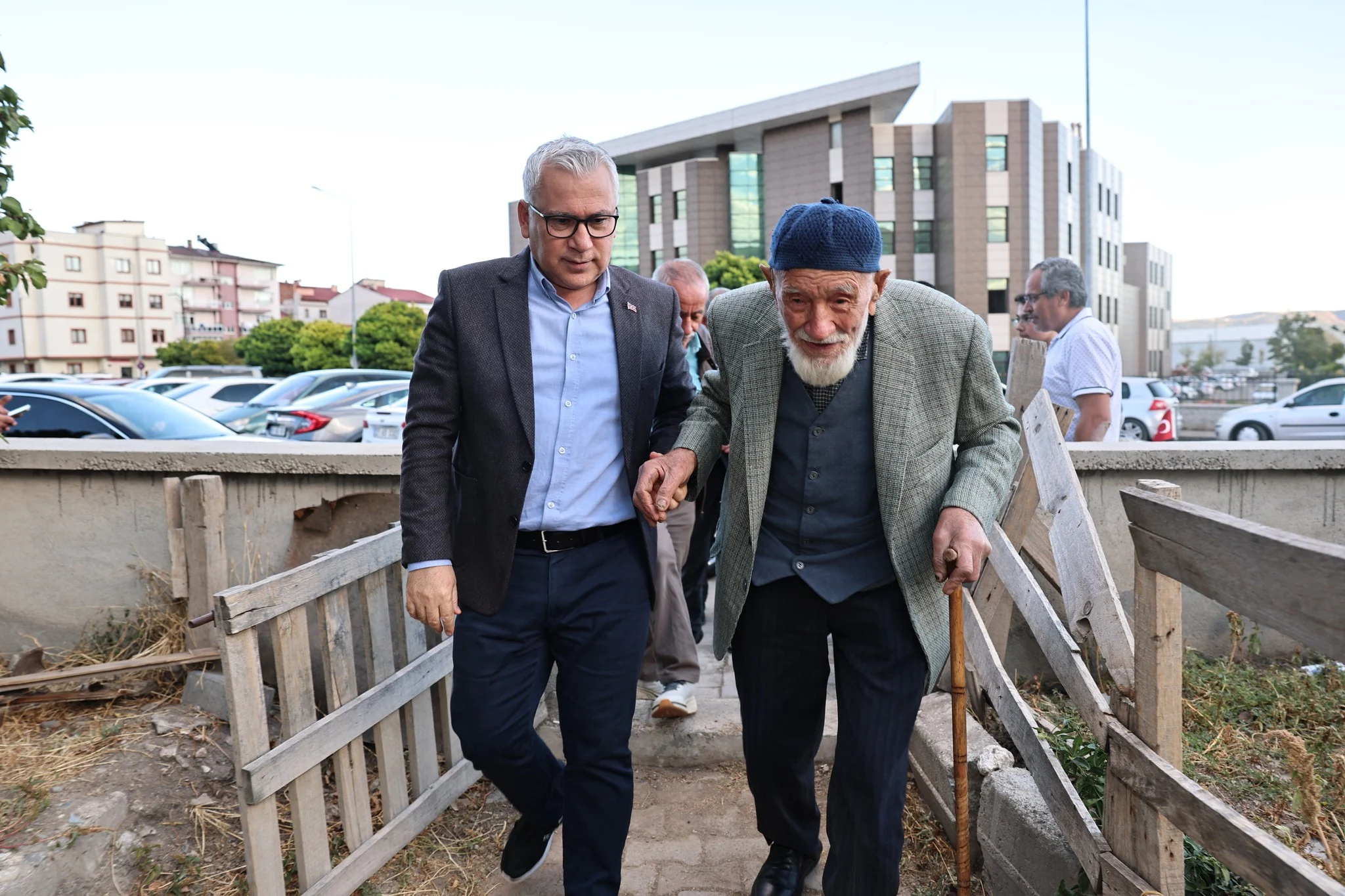 VALİ ŞİMŞEK’TEN 98 YAŞINDAKİ ULU ÇINARA ZİYARET: “KAYA AMCAYA SAĞLIKLI ÖMÜRLER DİLİYORUM”