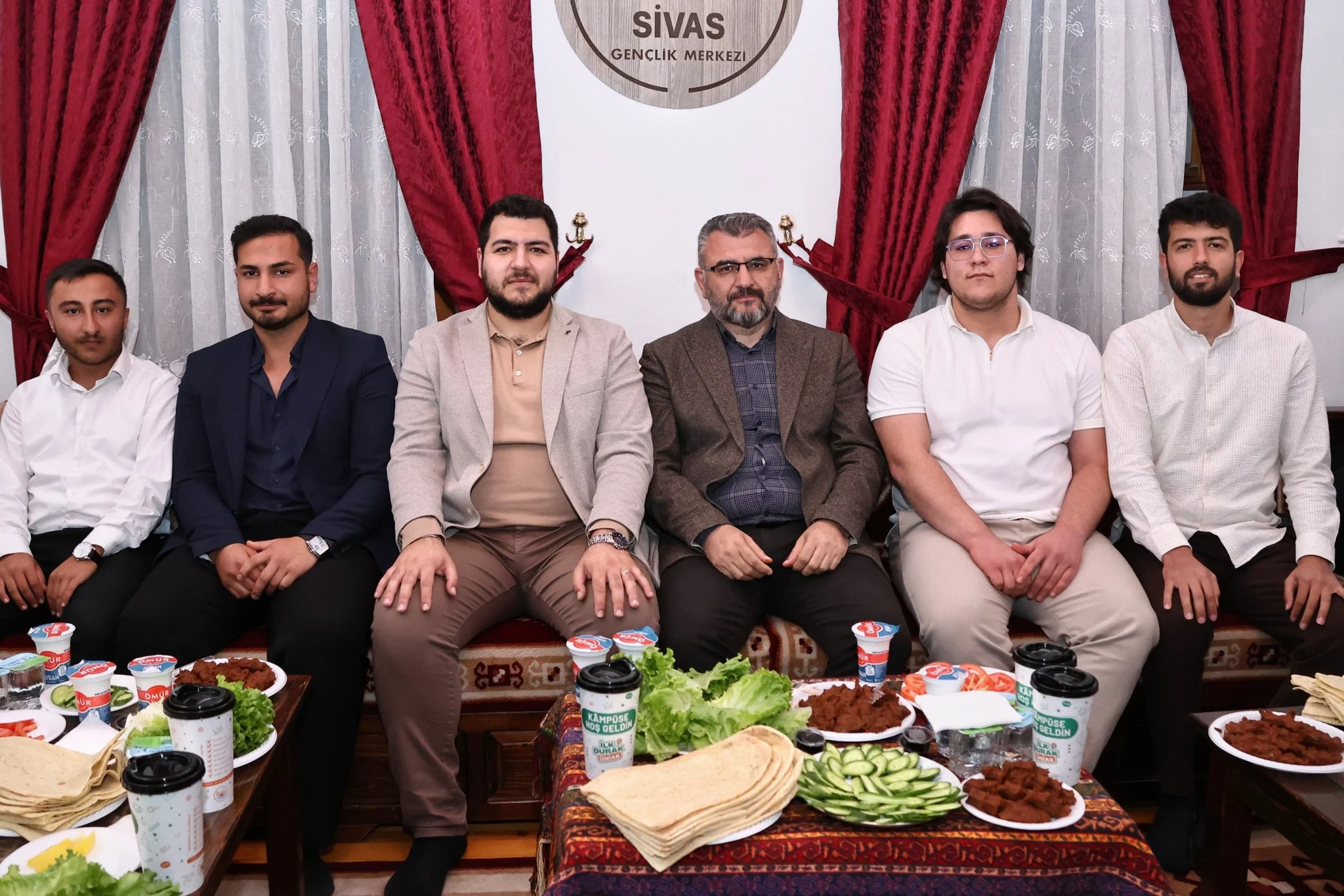 TANRIVERDİ VE ÇELİKTEN ÜNİVERSİTELİ GENÇLERLE BULUŞTU