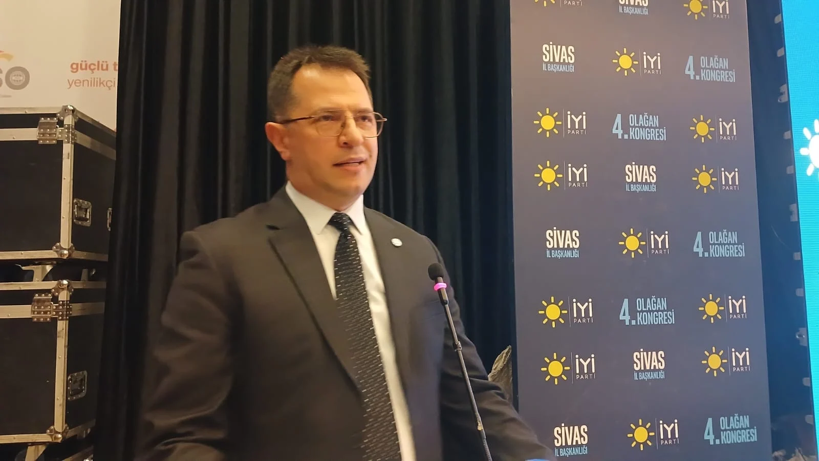 İYİ PARTİ KONGRESİNDE VOLKAN KARASU’YUN OLAYLI SÖZLERİ DAMDA VURDU