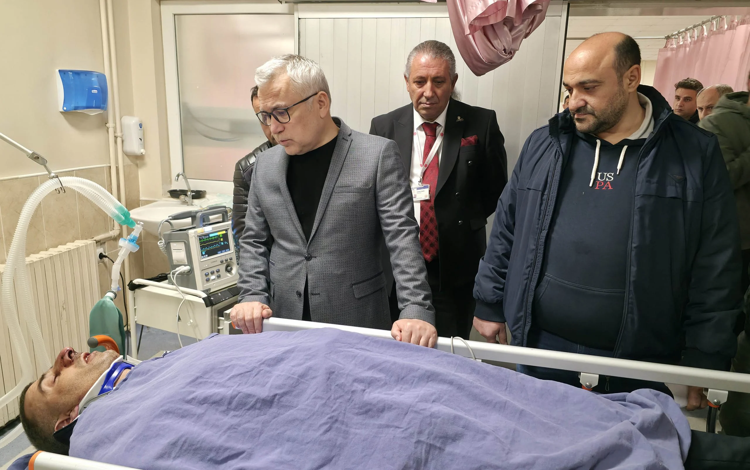 VALİ YILMAZ ŞİMŞEK, ZARA’DAKİ KAZADA YARALANAN PERSONELİ HASTANEDE ZİYARET ETTİ