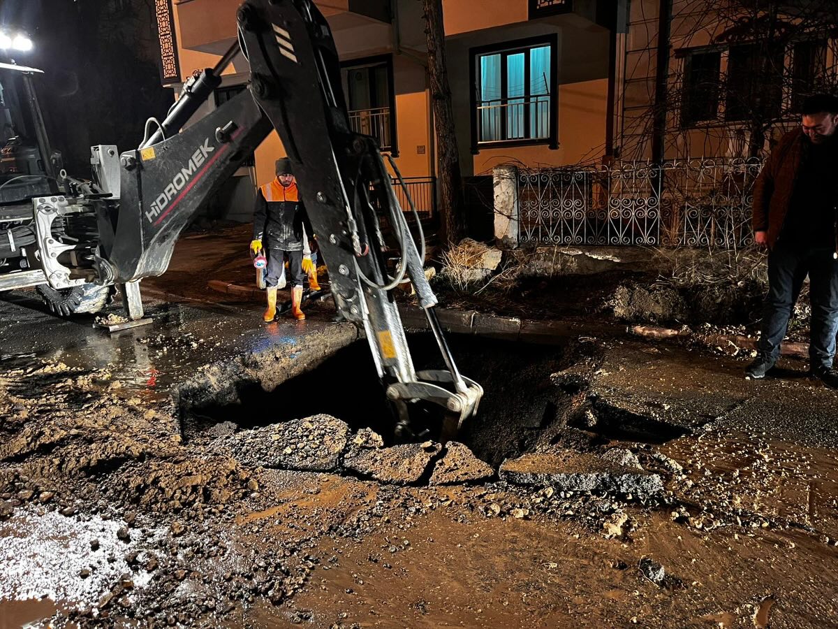 SİVAS’TA GECE YARISI SU KESİNTİSİ: EKİPLER HIZLA MÜDAHALE ETTİ
