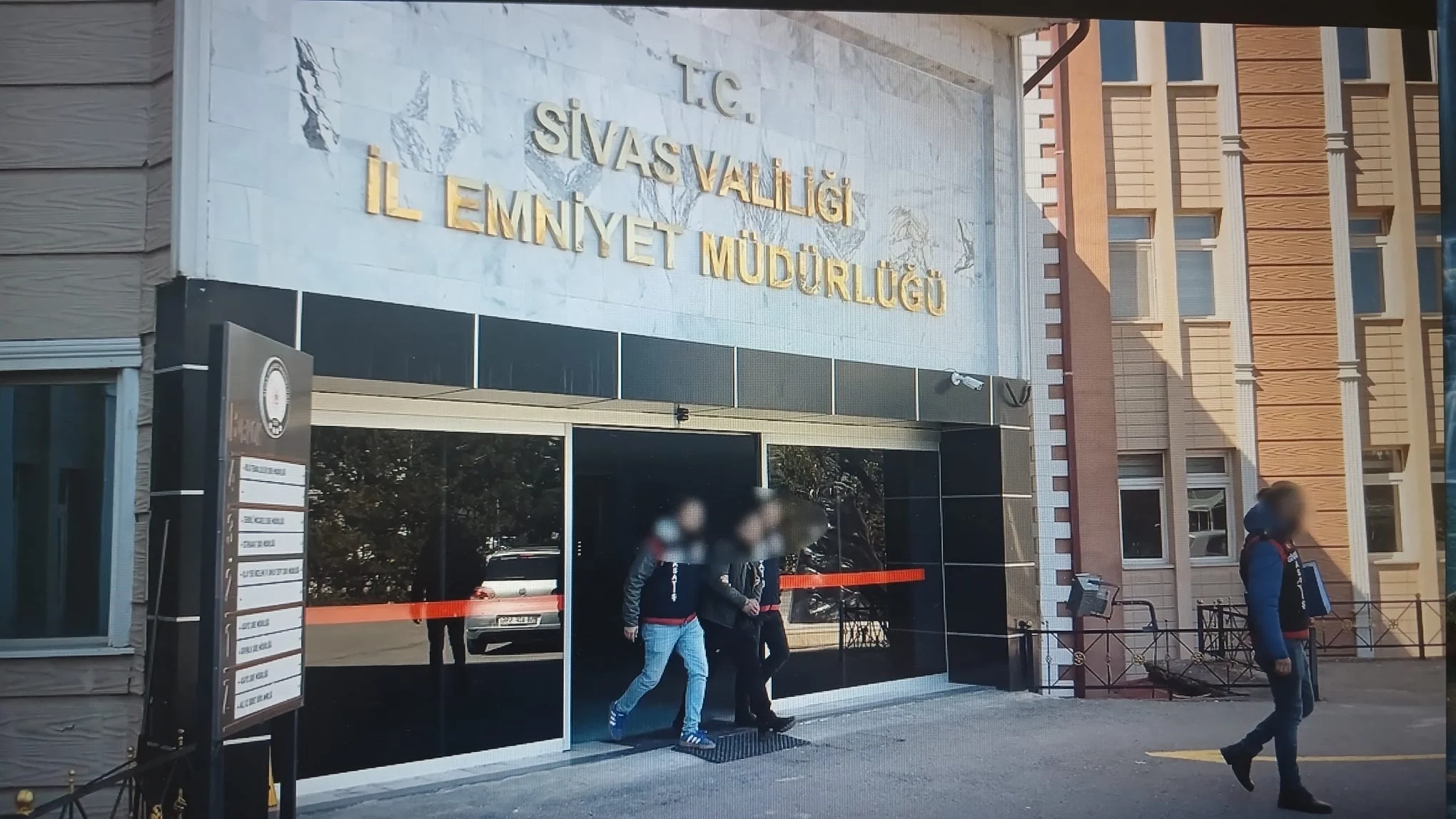KADIN KILIĞINA GİREN HIRSIZLAR YAKALANDI