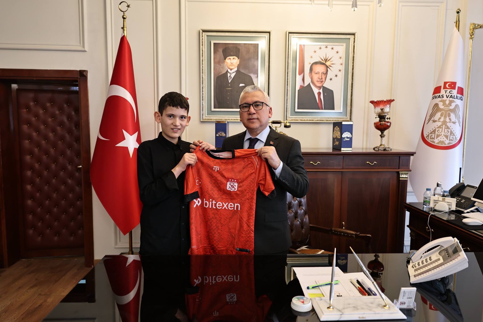 SİVAS’TA 23 NİSAN COŞKUSU: VALİ ŞİMŞEK KOLTUĞUNU TEMSİLİ OLARAK DEVRETTİ