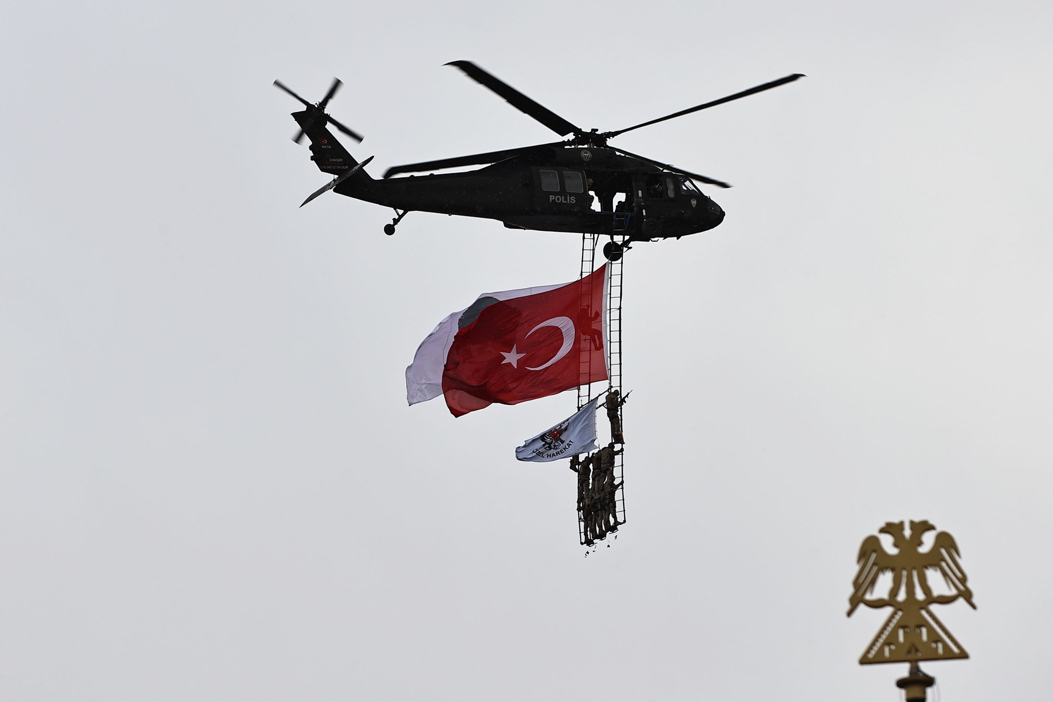 SİVAS’TA POLİS HAFTASI COŞKUSU GÖKYÜZÜNE TAŞINDI