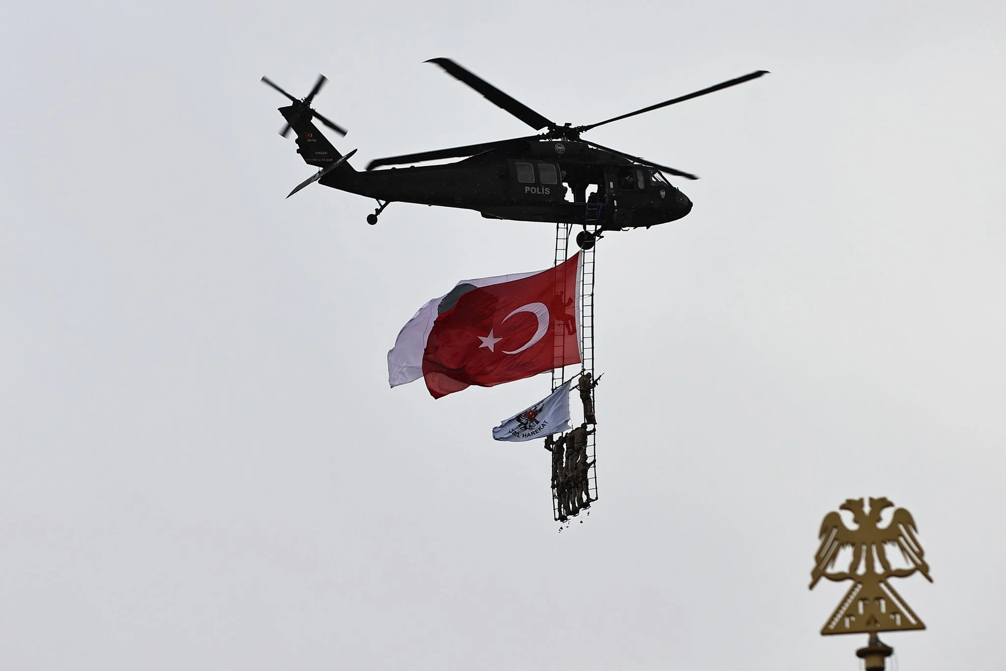 SİVAS’TA POLİS HAFTASI COŞKUSU GÖKYÜZÜNE TAŞINDI