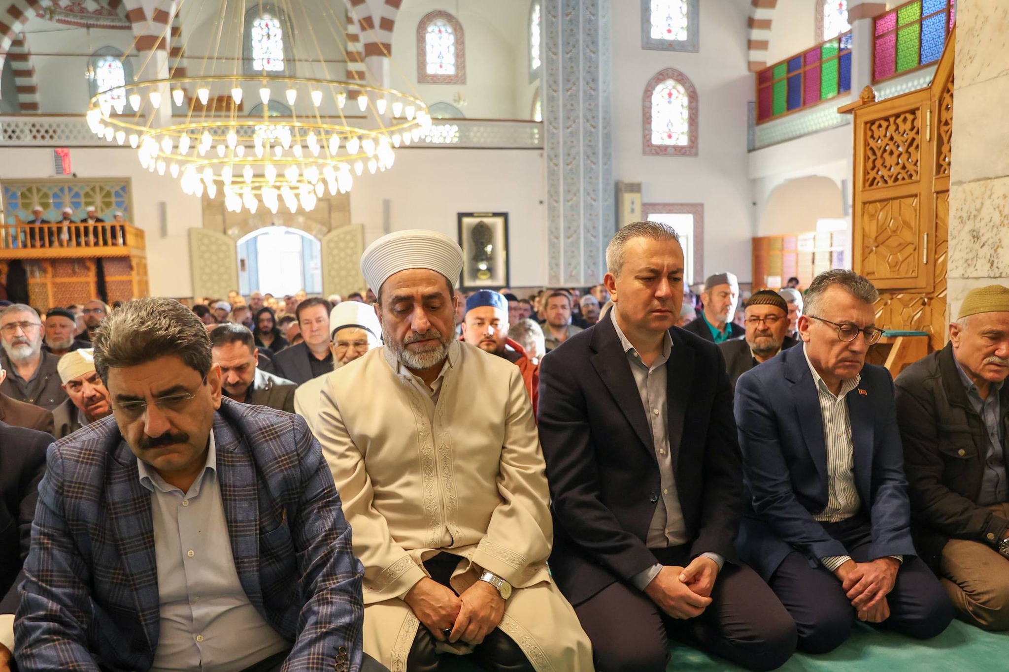 SİVAS’TA KURBAN BAYRAMI COŞKUSU: VATANDAŞLAR SABAHIN İLK SAATLERİNDE CAMİLERE AKIN ETTİ