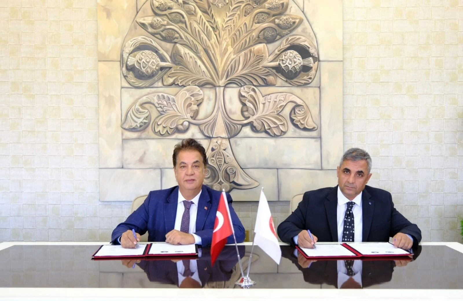 ÜNİVERSİTE YÖNETİMİ İLE SENDİKA UZLAŞTI