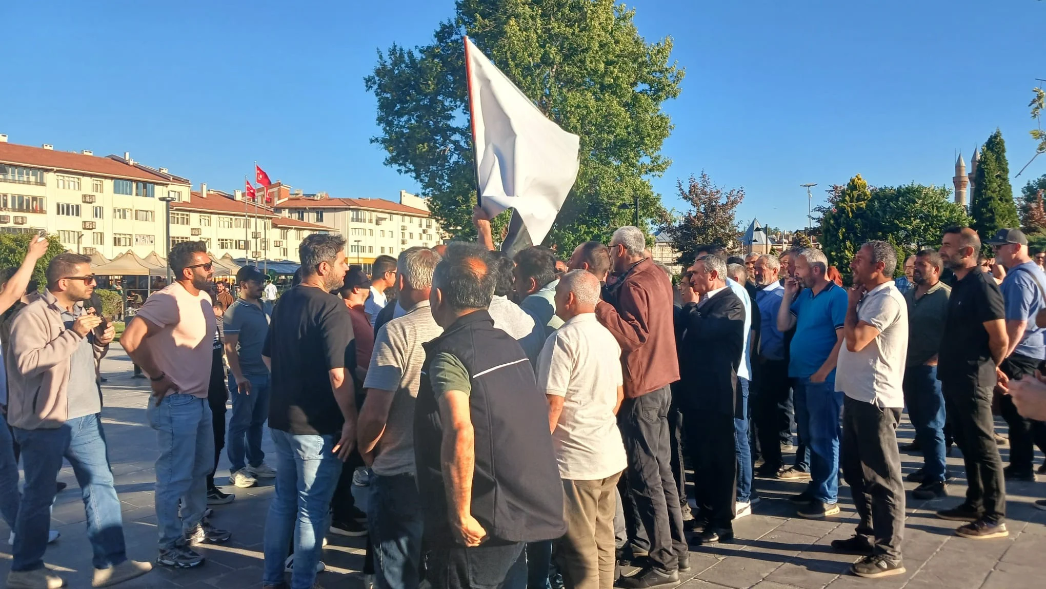 DEMİR ÇELİK İŞÇİLERİ YİNE MEYDANDAYDI: “SESİMİZİ DUYUN”