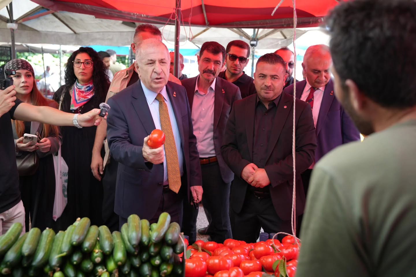 ÜMİT ÖZDAĞ SİVAS’TA ESNAF VE VATANDAŞLARLA BULUŞTU