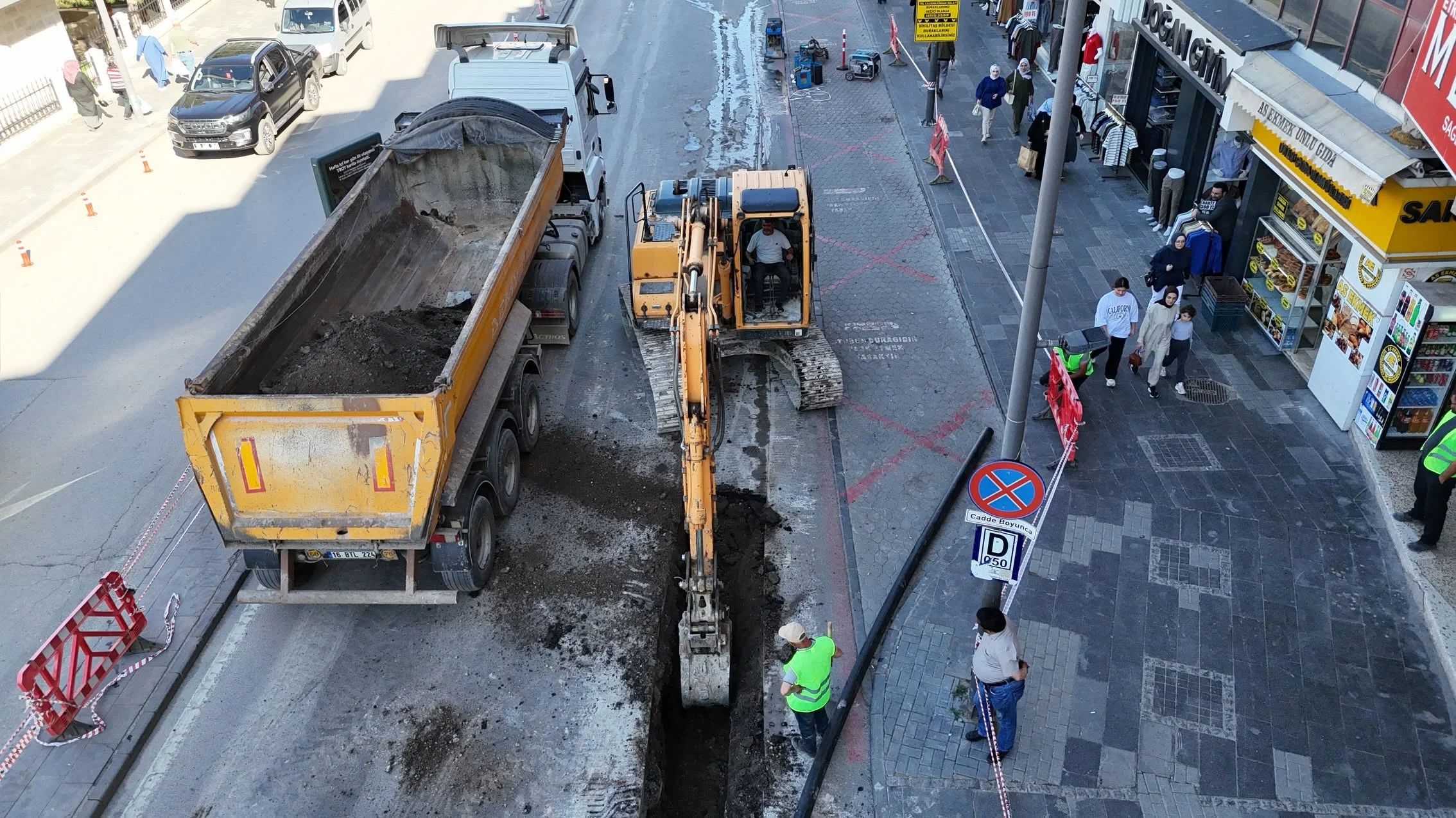 ATATÜRK CADDESİ’NDE YENİLEME ÇALIŞMALARI BAŞLADI