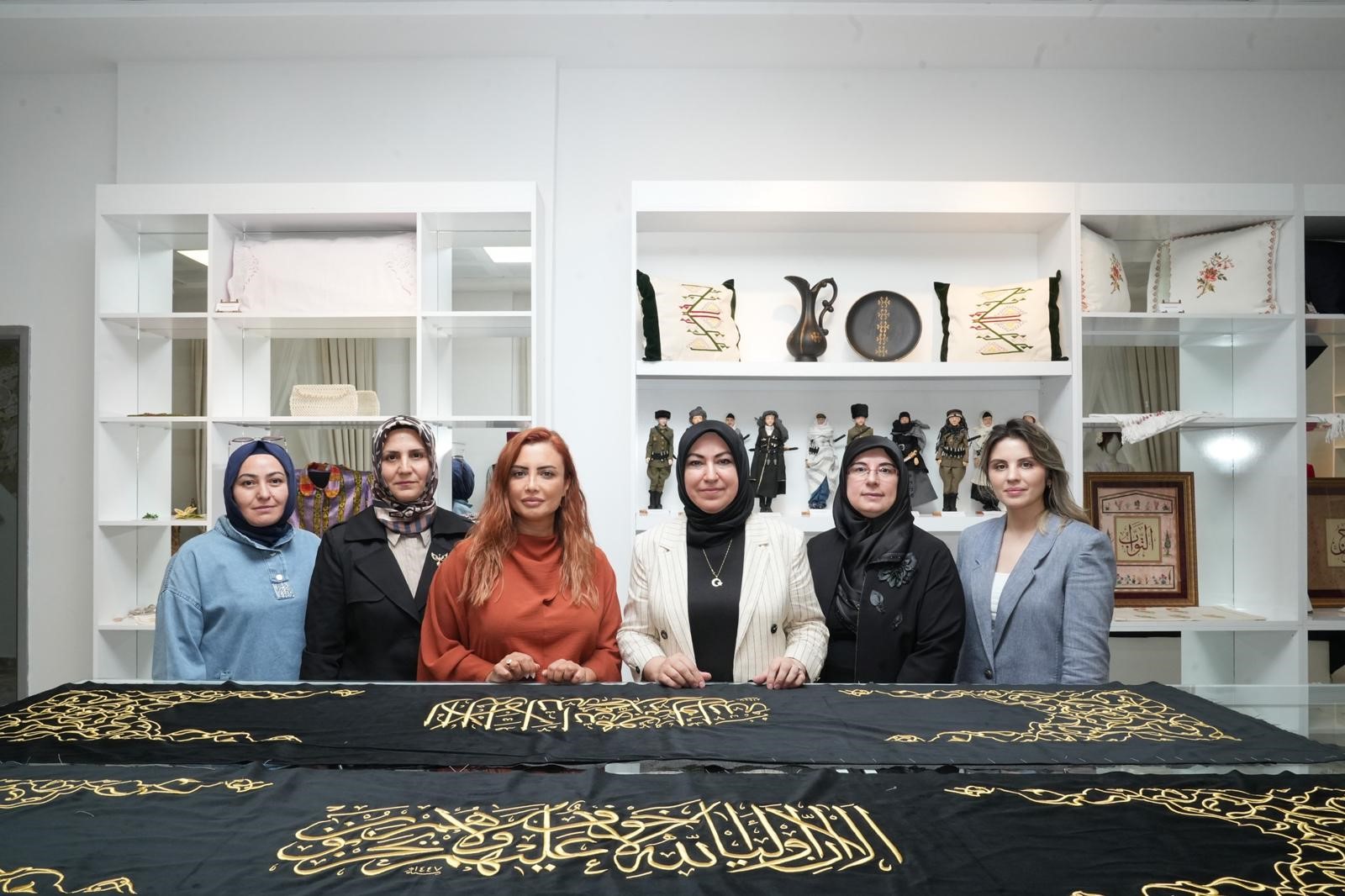 RUKİYE TOY, ŞEMSİ SİVASÎ HAZRETLERİ’NİN TÜRBE ÖRTÜSÜ ÇALIŞMALARINI İNCELEDİ