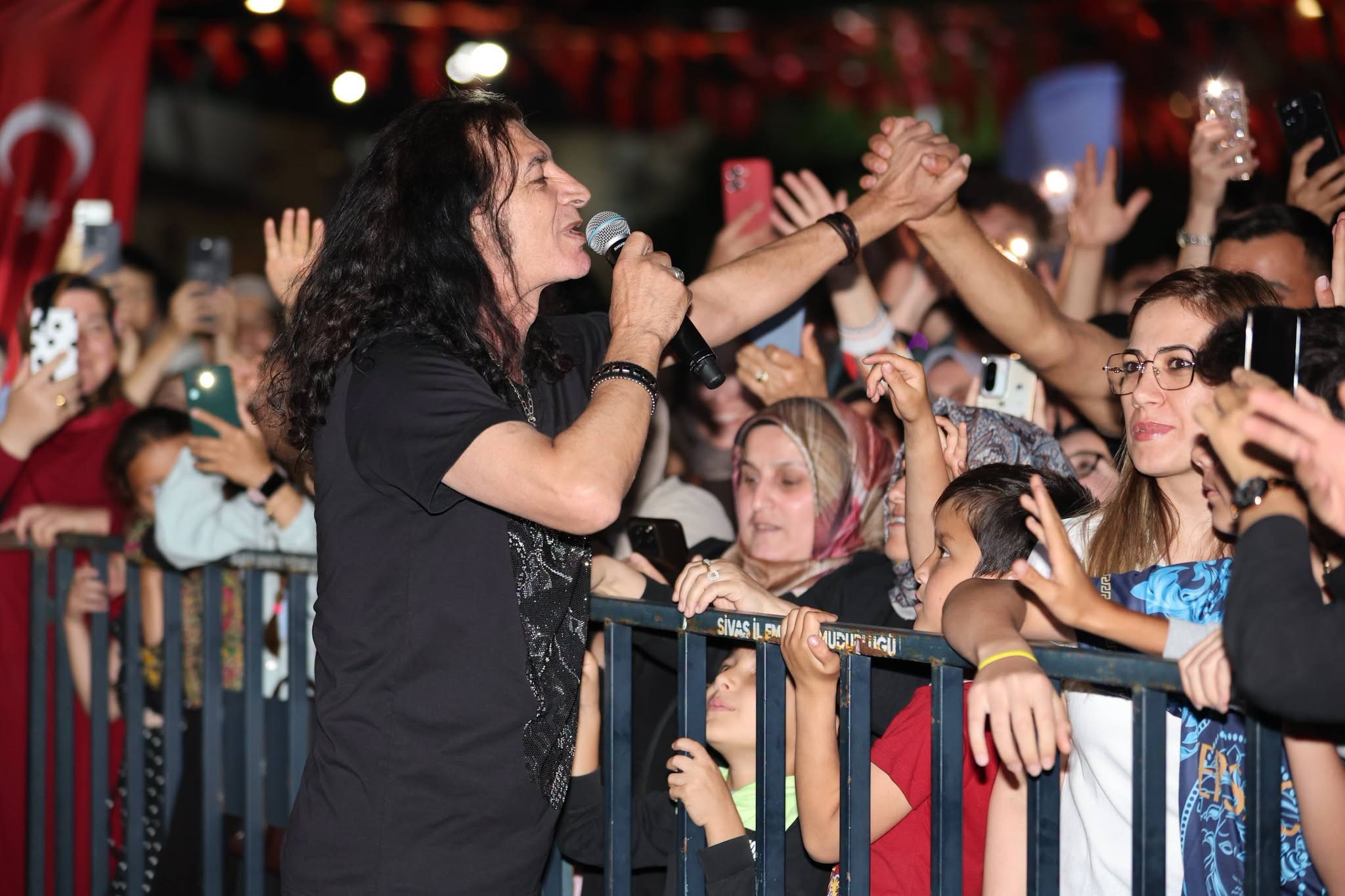 MURAT KEKİLLİ SİVAS’TA BİNLERCE MÜZİKSEVERLE BULUŞTU