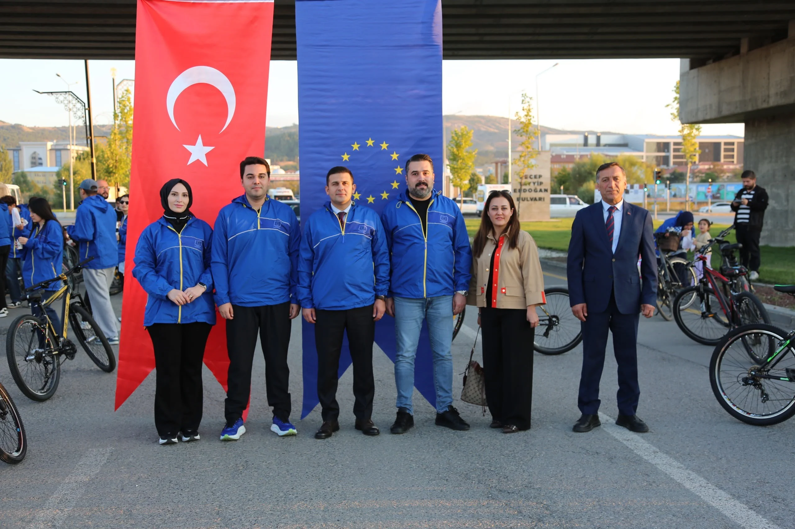 SİVAS’TA BİSİKLET TURUNA YOĞUN KATILIM: YÜZLERCE BİSİKLETLİ PEDAL ÇEVİRDİ